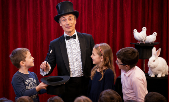 magicien avec la participation des enfants